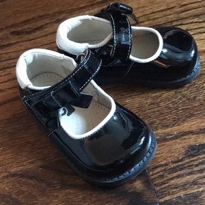 Like new! see kai run black patent shoes sz 4